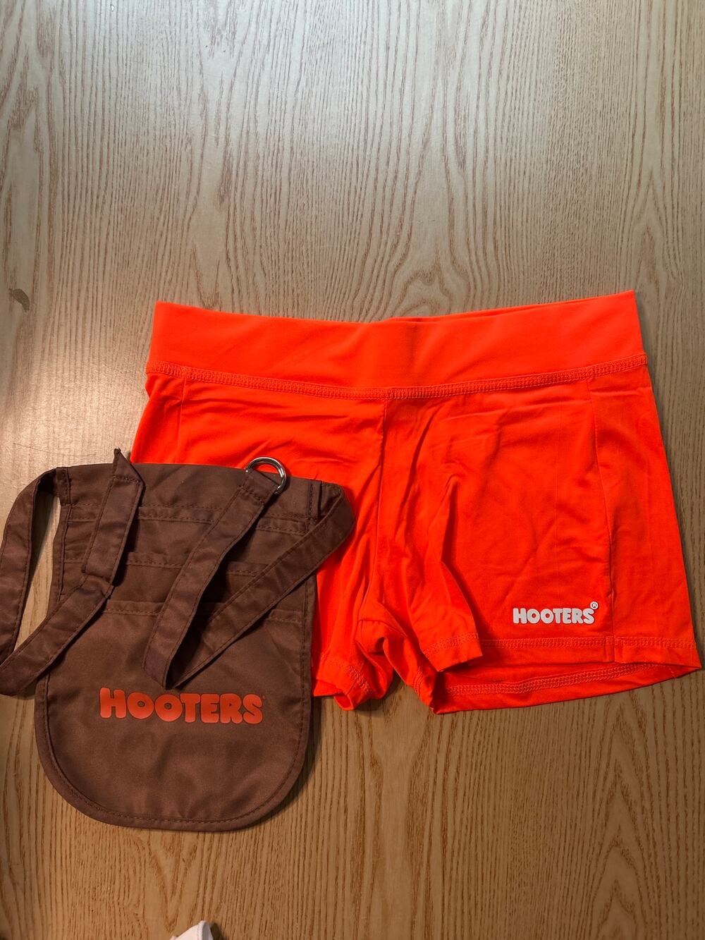 b86 Women’s Hooters girl uniform shorts & Dark Brown Pouch size T-Medium